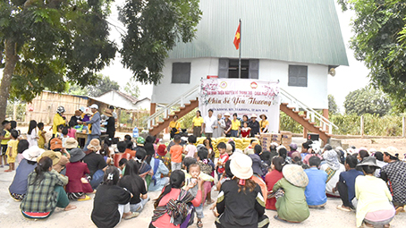 Kon Tum: Chia sẻ yêu thương cho bà con đồng bào dân tộc thiểu số tại thôn Kroong Ktu, xã Kroong, TP. Kon Tum.