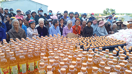 Kon Tum: Ban TT-XH Phật giáo tỉnh Kon Tum trao quà và khám bệnh miễn phí cho bà con có hoàn cảnh khó khăn tại P. Trần Hưng Đạo, TP. Kon Tum.