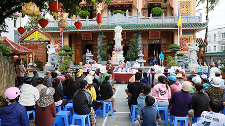 Kon Tum: Chùa Huệ Hương TP. Kon Tum cùng Hội Từ Thiện “Thiện Tâm” Khám cấp thuốc miễn phí và trao quà cho bà con có hoàn cảnh khó khăn.