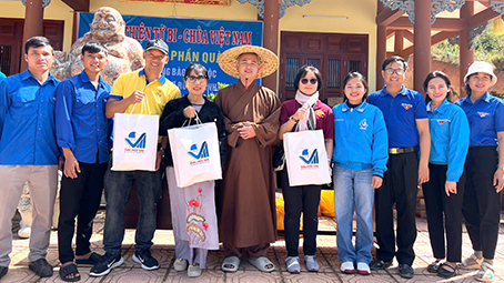 Kon Tum: Chùa Khánh An huyện Tu Mơ Rông trao quà “Tết Yêu Thương”.