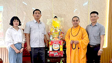 Kon Tum: Sở Dân tộc - Tôn giáo tỉnh Kon Tum thăm và chúc mừng Đại lễ Phật Đản tại chùa Khánh Linh, huyện Đăk Glei.