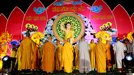Kon Tum: Ban Trị sự GHPGVN tỉnh Trang nghiêm tổ chức đêm hoa đăng và văn nghệ kính mừng Đại lễ Phật Đản PL.2569 – DL.2025 tai dòng sông Đăk Bla.