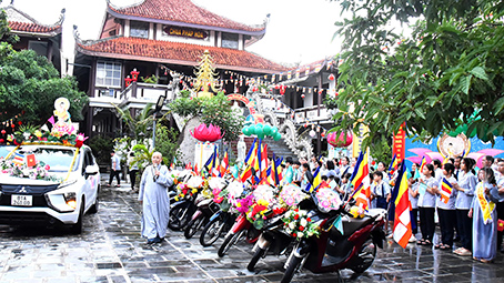 Kon Tum: Chùa Pháp Hoa trang nghiêm diễu hành xe hoa (xe gắn máy) mừng Đại lễ Phật Đản – Vesak PL. 2569 – DL. 2025.
