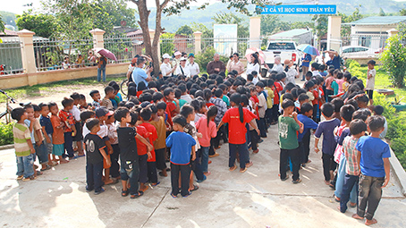 Kon Tum: Thượng tọa Thích Vạn Nhơn trao quà cho học sinh tại huyện Đăk Hà.
