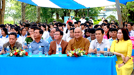 Kon Tum: Đại đức Thích Nhuận Pháp trao quà cho học sinh có hoàn cảnh khó khăn tại Trường THPT Phan Bội Châu xã Ia Chim, TP. Kon Tum.
