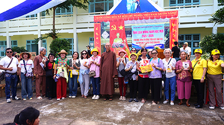 Quảng Ngãi: PHÁT QUÀ CHO HỌC SINH TIỂU HỌC VÀ MẦM NON TẠI XÃ ĐĂK CÔI VÀ XÃ KON BRAI.