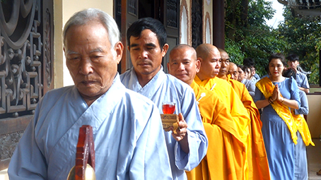 Quảng Ngãi: Chùa Tháp Kỳ Quang Trang Nghiêm Lễ Vu Lan – Bông Hồng Cài Áo Và Dầng Y Ca Sa PL. 2569 – DL. 2025.