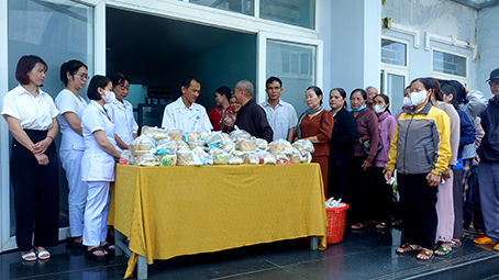 Quảng Ngãi: Chùa Tháp Kỳ Quang trao tặng cơm chay và tịnh tài đến bệnh nhân, nhân mùa Vu Lan PL. 2569 – DL. 2025.