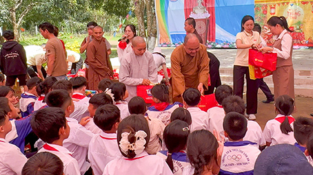 Quảng Ngãi: Thượng toạ Thích Nhuận Pháp trao quà trung thu và xe đạp cho học sinh trường TH – THCS Chu Văn An.