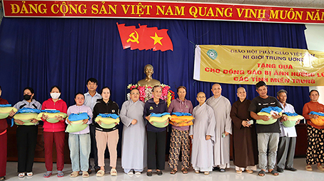 Quảng Ngãi: Phân Ban Ni giới Trung Ương chia sẻ yêu thương hướng về đồng bào miền trung bị ảnh hưởng thiên tai.