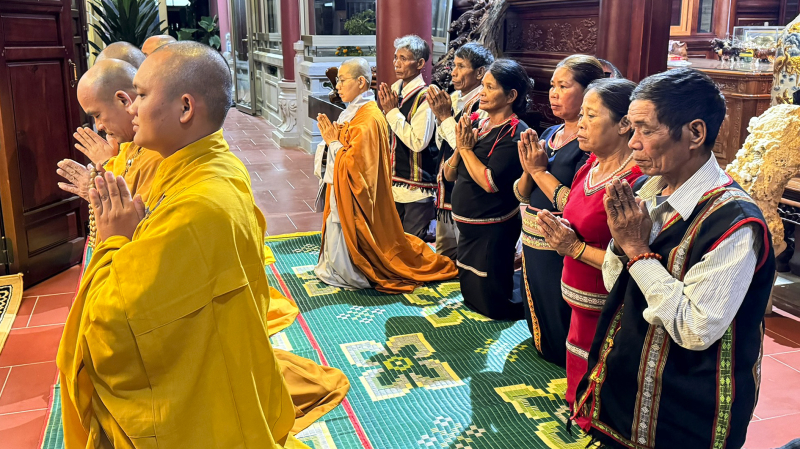 Kon Tum: Phân Ban Phật tử Dân Tộc thăm, chúc xuân Hòa thượng Thích Quảng Xả